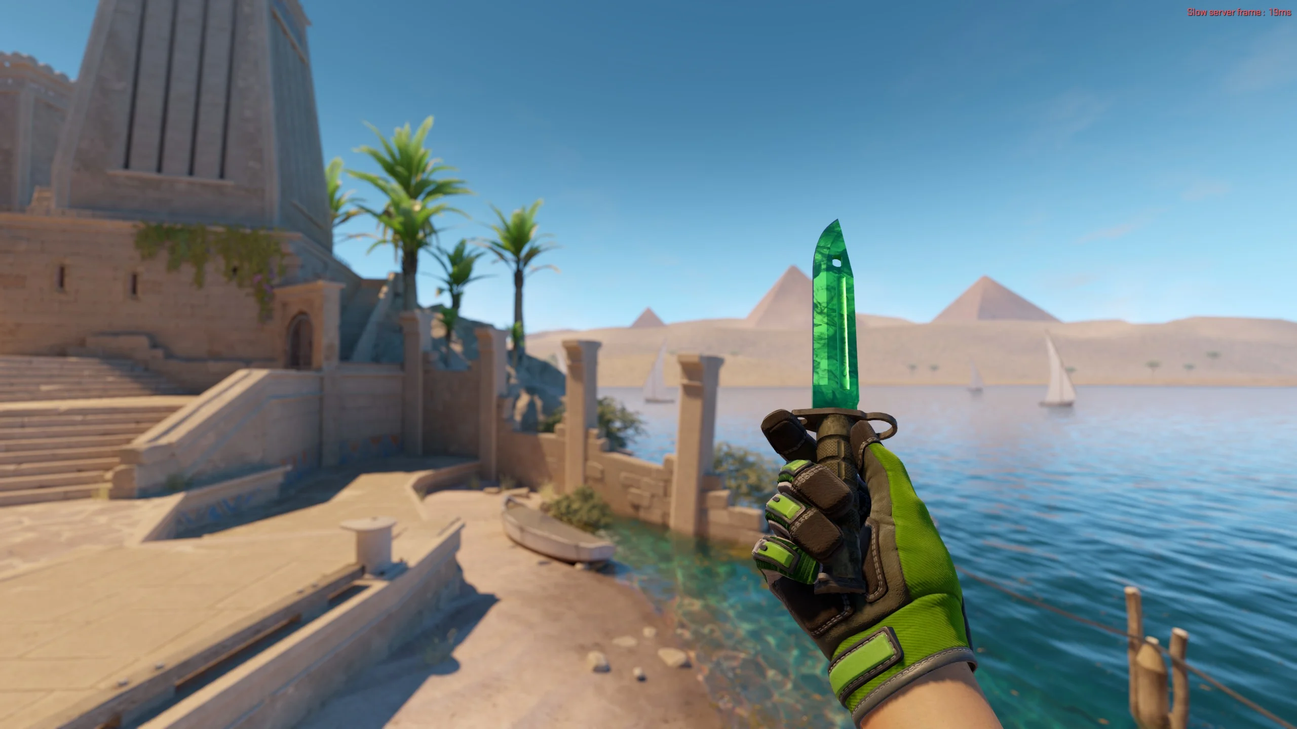 ★ Specialist Gloves | Emerald Web - CS2 skin screenshot 2